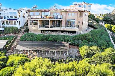 325 m² House