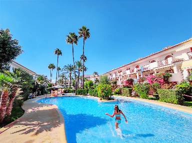 Apartamento con piscina, terraza y jardín | Vistas a la piscina
