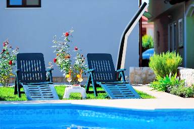 Wohnung mit Pool, Garten und Grill