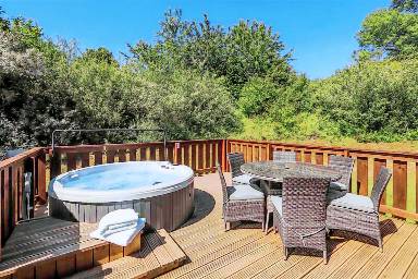 Fully equipped charming lodge with jacuzzi, terrace & BBQ | Pets allowed