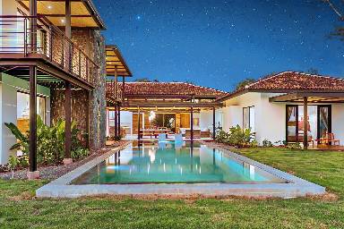 900 m² House