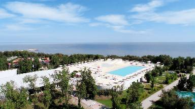 Casa con terrazza, barbecue e piscina