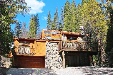 325 m² House