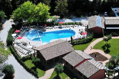 Apartment mit Pool und Terrasse