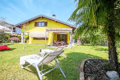 Villa mit eingezäuntem Garten für 6 Gäste mit Hund in Cellina am Lago Maggiore