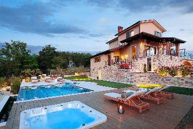 Voll ausgestattete Villa mit privatem Pool, Whirlpool und Sauna