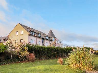 Cottage with garden | Beach view