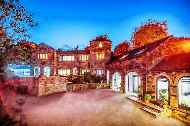 300 m² House