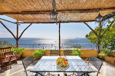 Unterkunft mit Terrasse, Pool und Garten | Meerblick