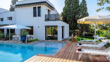 Kinderfreundliche geräumige Villa mit Terrasse, privatem Pool und Garten | Gartenblick | Haustiere erlaubt