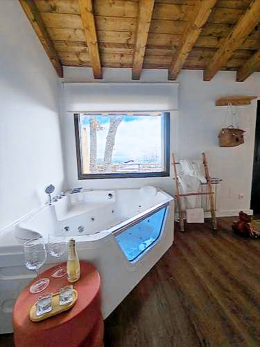 Lovely chalet with jacuzzi, garden & patio | Pet-friendly — photo 2