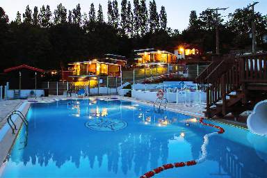 Campeggio con piscina e griglia