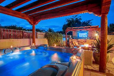 Vacation home with jacuzzi, terrace & grill