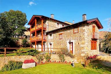 Casa rural con terraza, piscina y jardín | Vistas al jardín