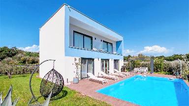 Voll ausgestattete weiträumige Villa mit Grill, privatem Pool und Garten
