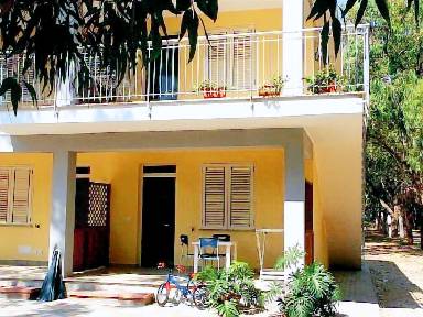 Campeggio con giardino e griglia