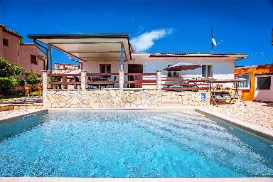 Apartment mit Pool, Garten und Grill