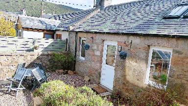 Cottage with garden | Mountain view