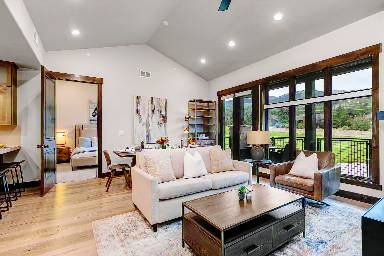 Condo with hot tub & pool | Mountain view