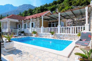 Villa mit privatem Pool, Terrasse und Grill | Bergblick