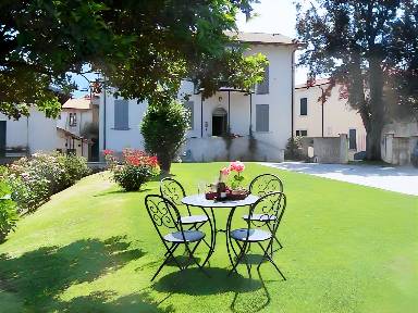 Familienorientiertes Serviced Apartment mit privatem Pool und Garten