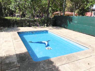 Camping con terraza, barbacoa y jardín