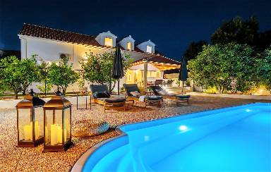 Familienorientierte Villa mit Terrasse, Grill und privatem Pool | Poolblick