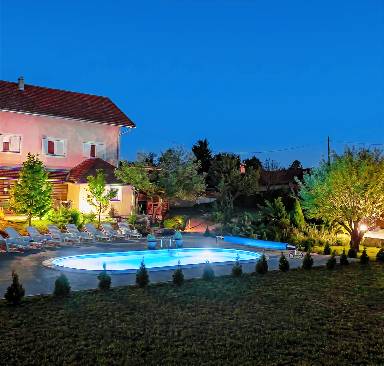 Wohnung mit Terrasse, Pool und Garten | Bergblick