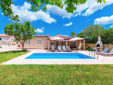 Ferienhaus mit Pool und eingezäuntem Grundstück für 6 Gäste mit Hund in Sveti Petar u Šumi, Kroatien