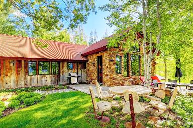 325 m² House
