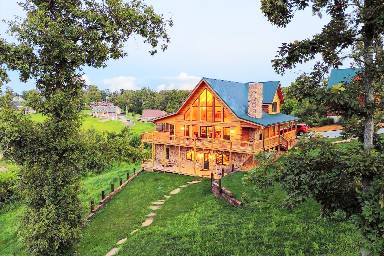 380 m² House