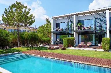 Aparthotel apta para familias con jardín | Vistas a la piscina | Cerca de la playa