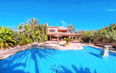 Casa con barbecue, terrazza e piscina privata