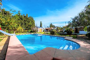Masseria con griglia, terrazza e piscina privata | Vista sul giardino