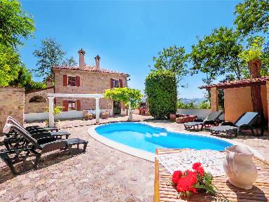 250 m² Farmhouse