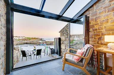 Cottage with terrace | Water view