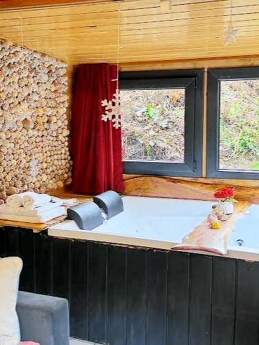 Chalet with hot tub, garden & grill — photo 4