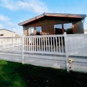 Lodge with terrace & hot tub in Malton