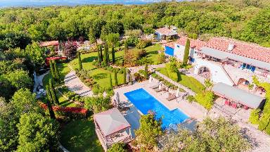 Villa mit Grill, Terrasse und privatem Pool
