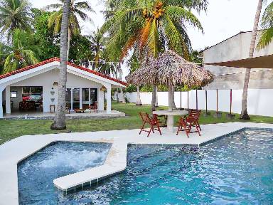 Child-friendly vacation home with hot tub, private pool & BBQ | Beach nearby