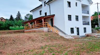 Wohnung mit Garten, privatem Pool und Terrasse
