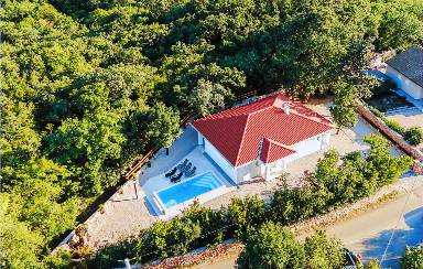 100 qm Ferienhaus mit  privatem Pool für 6 Gäste mit Hund in Žestilac, Kvarner Bucht