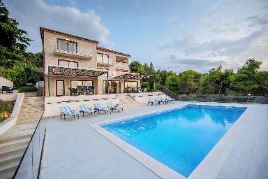 Villa mit Grill, Terrasse und Garten