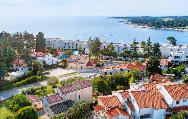 70 qm Ferienhaus mit Terrasse, Grill und Garten für 5 Gäste mit Hund in Poreč, Istrien