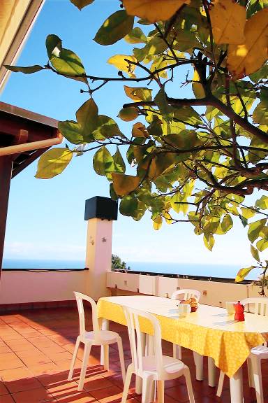 Appartamento con terrazza e griglia | Vista sul mare
