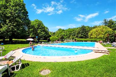 Ferienhaus mit Pool, Garten und Grill