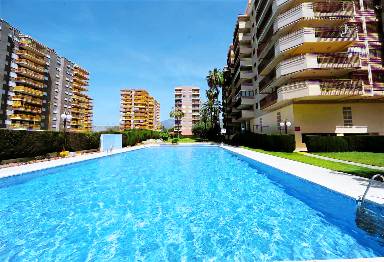 Apartamento con piscina y terraza