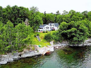 372 m² House