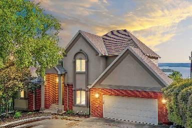 372 m² House