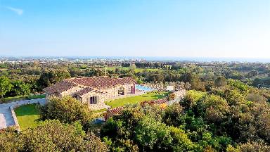 Villa con barbecue, giardino e piscina privata | Vista sul giardino